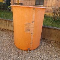 Tino in vetroresina. Capacità 5 quintali.