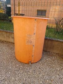 Tino in vetroresina. Capacità 5 quintali.