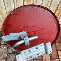 Coppia di parabole con bracci per installazione.