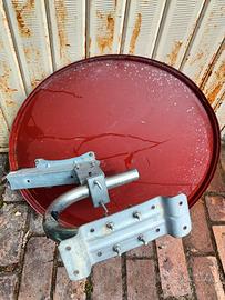 Coppia di parabole con bracci per installazione.