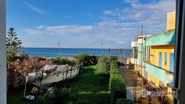 Venetico Marina fronte mare 3 vani con cantina