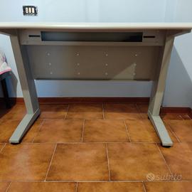 scrivania in acciaio 