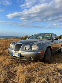 Jaguar S-Type. Solo per gentlemen drivers