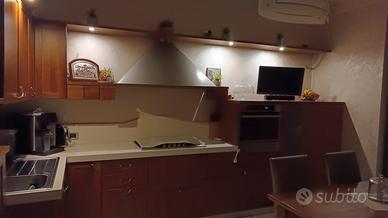 Cucina in legno + tutti elletrodomestici+ tavollo