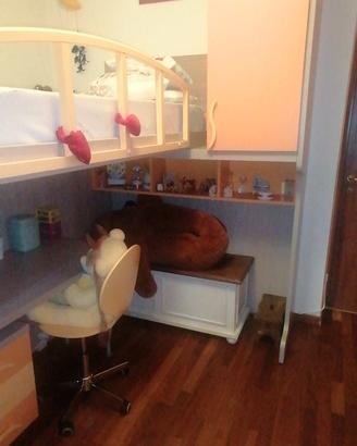 Cameretta con letto a soppalco 