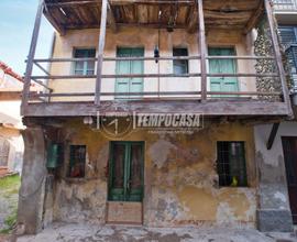 RUSTICO COMPLETAMENTE DA RISTRUTTURARE CON BALCONI