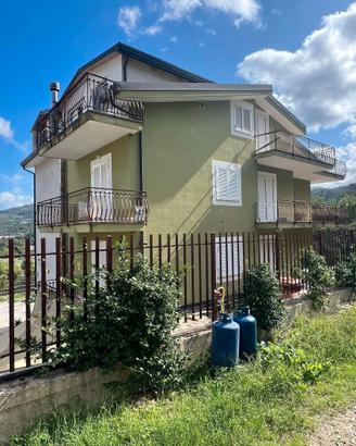 Villa su 4 livelli in località Palombe