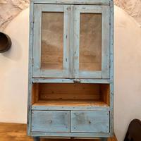 Piccola credenza in arte povera