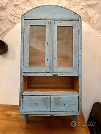 Piccola credenza in arte povera