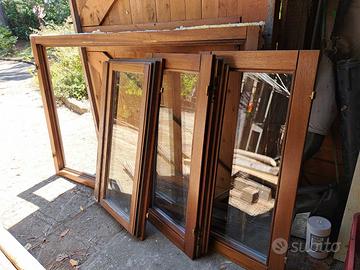 Finestre in legno Mogano con doppio vetro