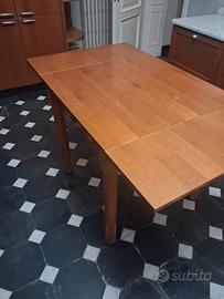 tavolo da cucina divano 2 posti lampada da  terra