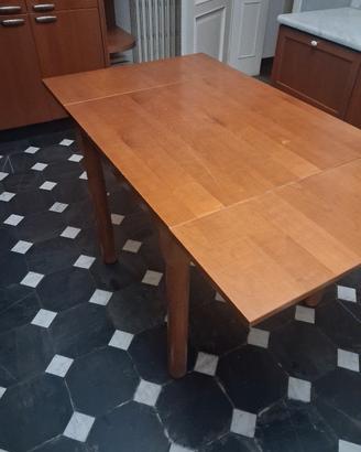 tavolo da cucina divano 2 posti lampada da  terra
