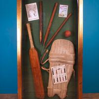 VETRINA CON CIMELI DEL CRICKET DA PUB ESPOSITORE