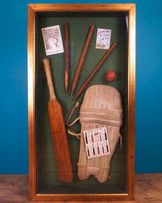 VETRINA CON CIMELI DEL CRICKET DA PUB ESPOSITORE
