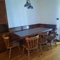 SOGGIORNO con tavolo e giro panca in legno