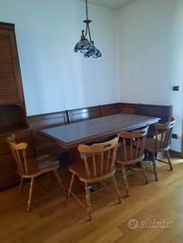 SOGGIORNO con tavolo e giro panca in legno