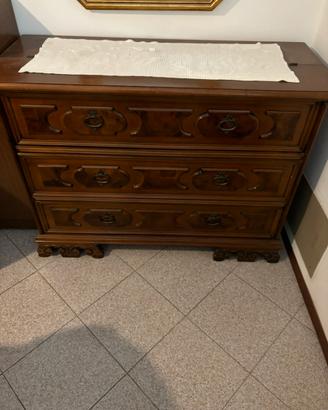 Coopia di comodini e madia in legno vintage.