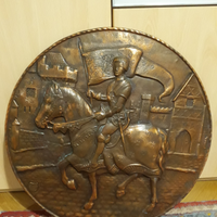 Tondo in rame a sbalzo firmato