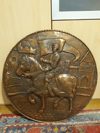 Tondo in rame a sbalzo firmato