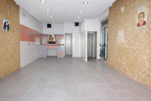 Locale commerciale con tre vetrine a Salerno.