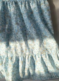 Vestito estivo azzurro con motivi floreali