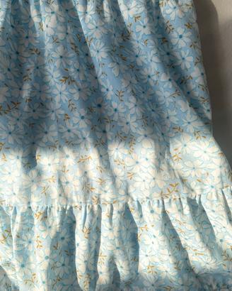 Vestito estivo azzurro con motivi floreali