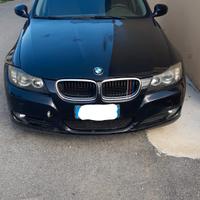 Auto senza motore  a pezzi di ricambio