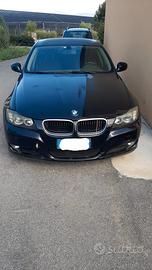 Auto senza motore  a pezzi di ricambio