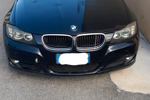 Auto senza motore  a pezzi di ricambio