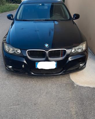 Auto senza motore  a pezzi di ricambio