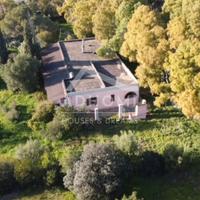 Villa con dependance su 4,5 ettari a 500 mt dal ma