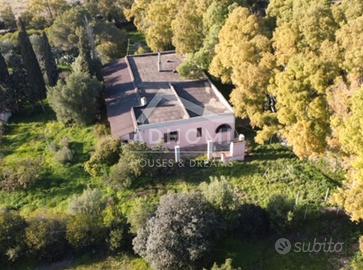 Villa con dependance su 4,5 ettari a 500 mt dal ma