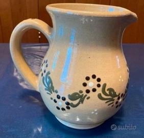 Brocca  in terracotta smaltata di colore giallo