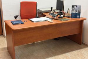 Due Scrivanie per ufficio con sedie