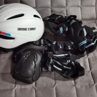 Casco, ginocchiere, para gomiti e para polsi.