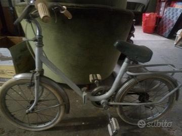 vecchia bicicletta d'epoca vintage bambina