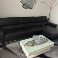 Divano angolare in pelle nera con penisola