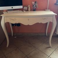 Scrivania shabby bianca appena ristrutturata