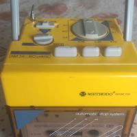 un vecchio registratore a cassette portatile