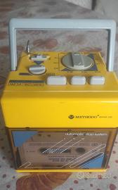 un vecchio registratore a cassette portatile