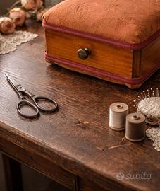 Antico mobiletto cucito puntaspilli cassetto