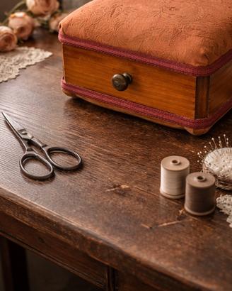 Antico mobiletto cucito puntaspilli cassetto