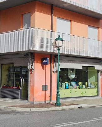 Attività / Licenza di 56 m² con 1 locale a Grado