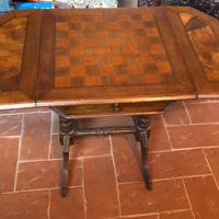 Tavolo da scacchi con pedine