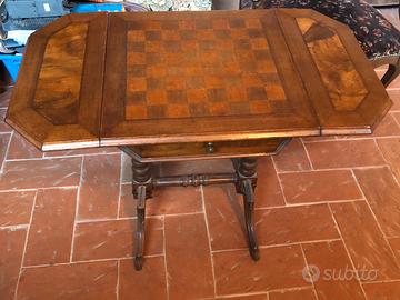 Tavolo da scacchi con pedine