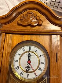 Orologio a pendolo  a parete in legno
