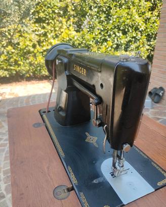 Macchina da Cucire d'Epoca SINGER con Mobile