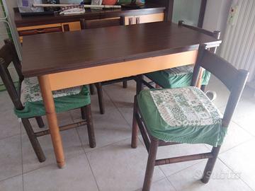 Tavolo estensibile fino a 12 posti con sedie