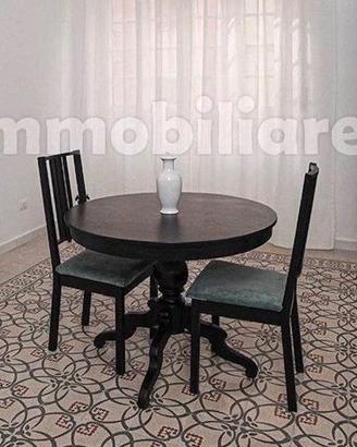 TAVOLO ROTONDO + 2 SEDIE IN LEGNO VERNICIATO NERO