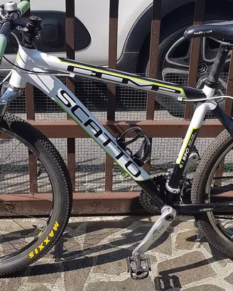 Mountain bike Scatto con componenti Shimano XT